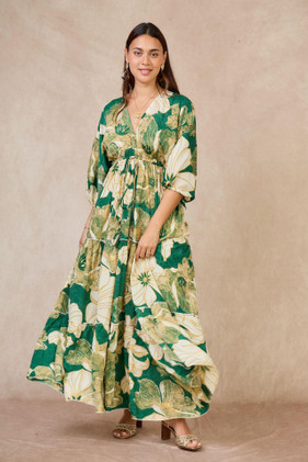 Vihreä pitkä silkkinen mekko