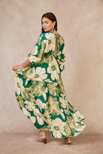 Vihreä pitkä silkkinen mekko