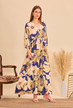 Sininen pitkä silkkinen mekko