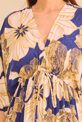 Sininen pitkä silkkinen mekko