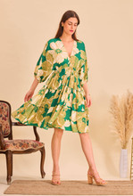 Vihreä polvipituinen silkkinen mekko