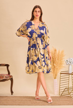 Sininen polvipituinen silkkinen mekko