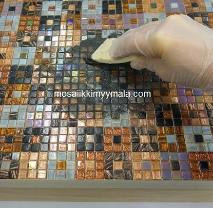 Musta saumalaasti, Mosaikstein