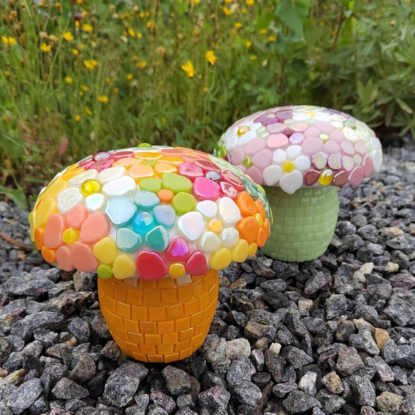 Sakurankukilla koristeltu värikäs mosaiikkisieni
