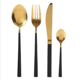 Alene kultamustat aterimet