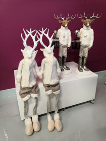 Istuva joulunaiheinen poro