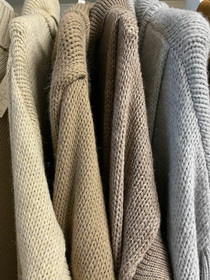 Quality pitkä neule neljässä eri värissä