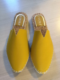 Keltaiset naisten pistokkaat