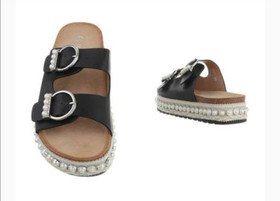 Mustat helmisandaalit