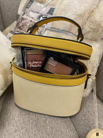 Käsilaukku kahdessa koossa