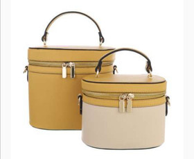 Käsilaukku kahdessa koossa