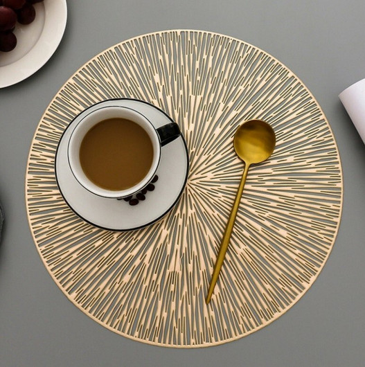 Kultainen ruokapöydän tabletti
