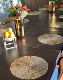 Kultainen ruokapöydän tabletti