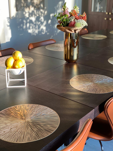 Kultainen ruokapöydän tabletti