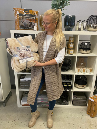 Pitkä neulottu Delux liivi, beige tai valkoinen, ONE SIZE