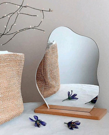  Pöytäpeili puisella jalustalla