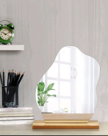  Pöytäpeili puisella jalustalla