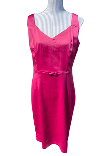 Collectif fuksia satiinikynämekko (UK20/3XL)