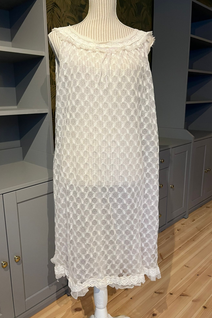 Valkoinen pitsinen babydoll yömekko