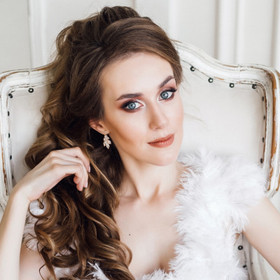 Lehtiaiheiset zirkonia korvakorut