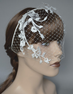 Birdcage huntu pitsikoristein pannassa, ivory