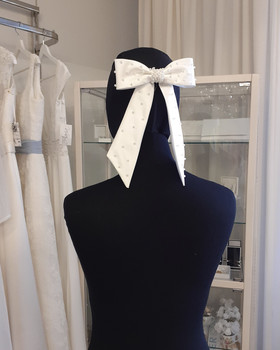 Hiusrusetti helmillä, vaalea ivory