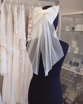 Hiusrusetti pilkkutylli, vaalea ivory