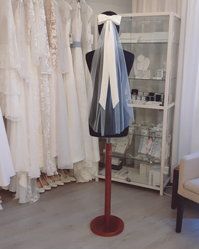 Rusettihuntu satiini rusetilla, vaalea ivory