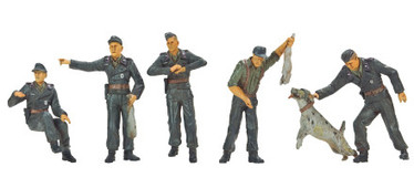 TANK CREW HUNTING -5 FIGURES W/ DOG & RABBITS 