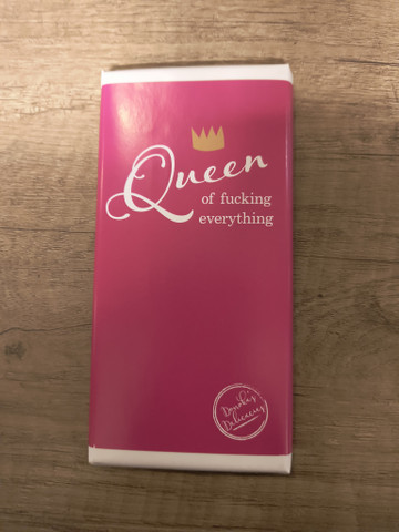 Maitosuklaa 100g Queen of fucking everything