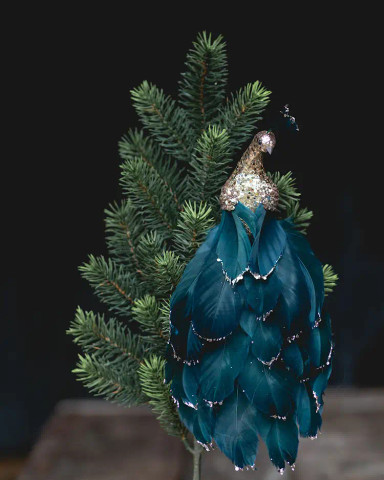 Riikinkukkokoriste klipsillä