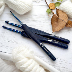 Ergonominen virkkuukoukku metallikoukulla ja pitävällä kumivarrella