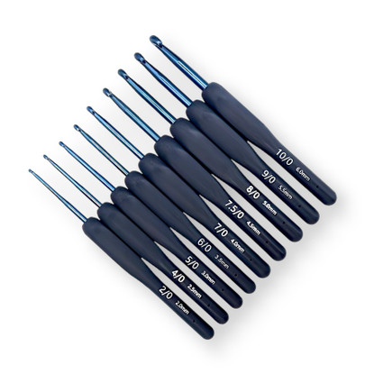 Ergonominen virkkuukoukku metallikoukulla ja pitävällä kumivarrella