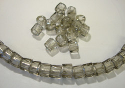 Tsekkiläinen fasettihiottu rondelli savunharmaa 6 x 3 mm (n. 50 kpl/pss)