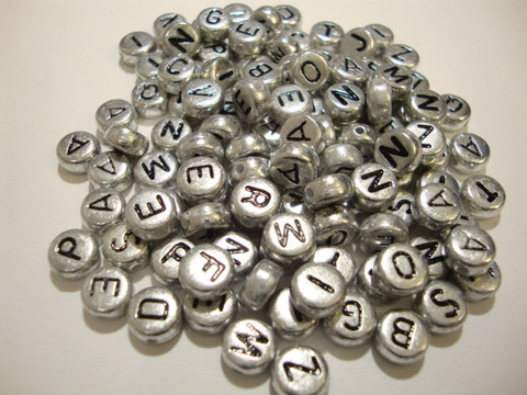 Aakkoshelmi hopeanvärinen litteä pyöreä 7 mm (n. 10kpl/pss)