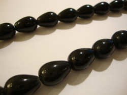 Tsekkiläinen lasihelmi musta pisara 17 x 11 mm (4/pss)