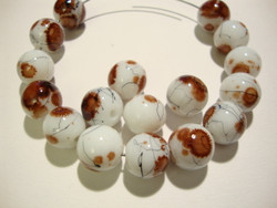 Lasihelmi valkoinen / ruskea värjätty pyöreä 10 mm (20/pss)