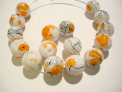 Lasihelmi valkoinen / oranssi värjätty pyöreä 10 mm (20/pss)