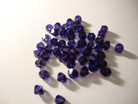 Swarovski kristallihelmi violetti bicone 4 mm (5 kpl/pss)