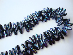 Tsekkiläinen lasihelmi musta hohtavilla pallokuvioilla tikari / pisara 10 x 3 mm (10 kpl/pss)