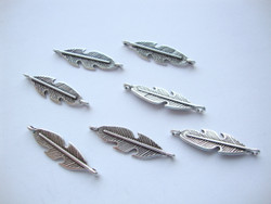 Korulinkki / riipus Sulka antiikkihopeoitu 29 x 8 mm (2 kpl/pss)