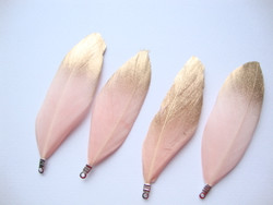 Sulka/höyhen Dip-dye vaaleanpunainen/kärki kulta n. 3,5 cm