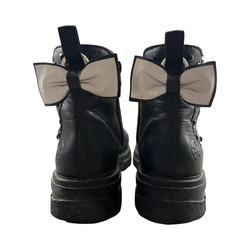 Heijastava kenkäkoru hopeisella lenkillä