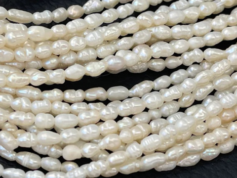 Makeanvedenhelmi valkoinen 4-5 mm (35 cm nauha, noin 66 helmeä)