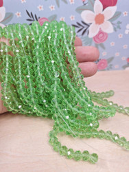 Fasettihiottu lasihelmi vihreä 6 x 8 mm (20 kpl)