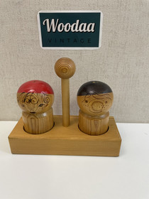 S7 Aarikka ukko ja akka sirottimet telineessä 