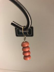 x2 Aarikan pariton punainen korvakoru