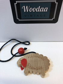 v24 Aarikka Karitsa- kirjanmerkki tekstillä