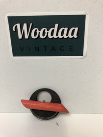 B168 Aarikan puna/musta rintaneula