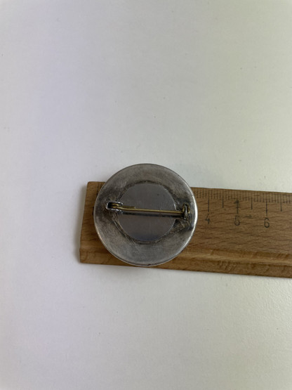 B298 Aarikan Figura rintaneula